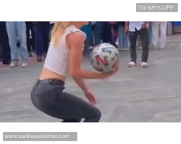 足球明星与太原美女携手共度幸福生活引发热议